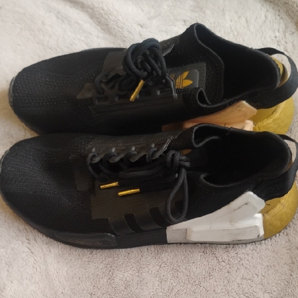 Adidas Men's Black and Gold Sneakers Size 8